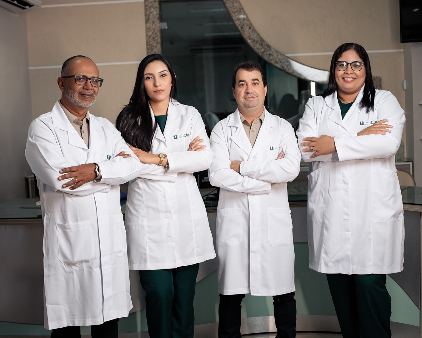 Bioquímicos da LabClin reunidos no laboratório